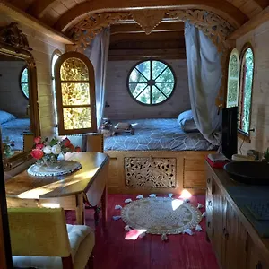 https://la-roulotte-du-petit-paradis.fr-provencehotel.com